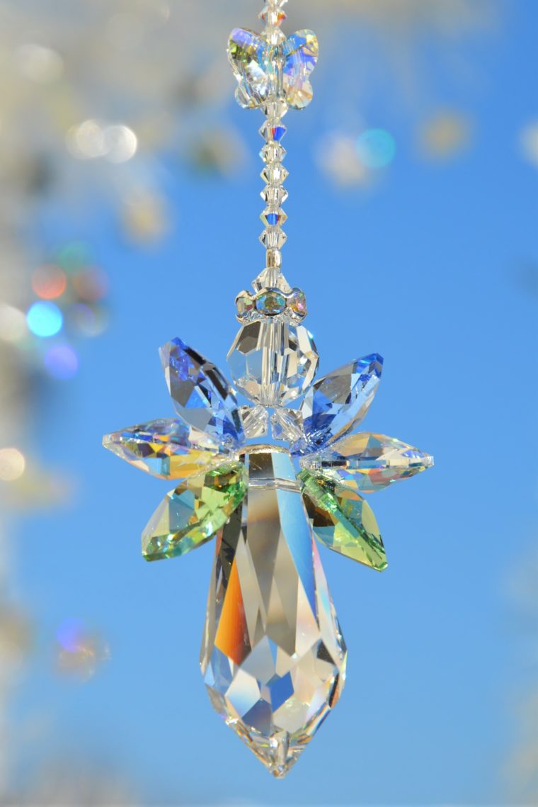 Schutzengel in light sapphire, peridot und crystal AB mit kl. Schmetterling in crystal AB – Bild 3