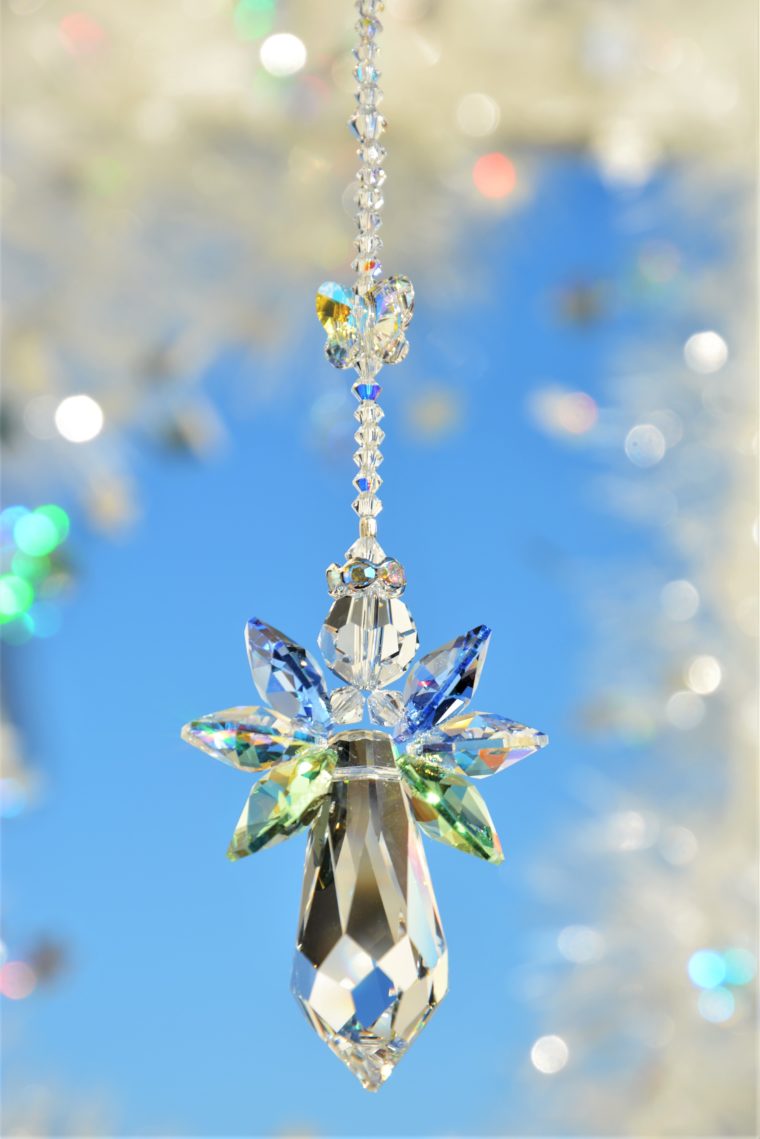 Schutzengel in light sapphire, peridot und crystal AB mit kl. Schmetterling in crystal AB – Bild 2