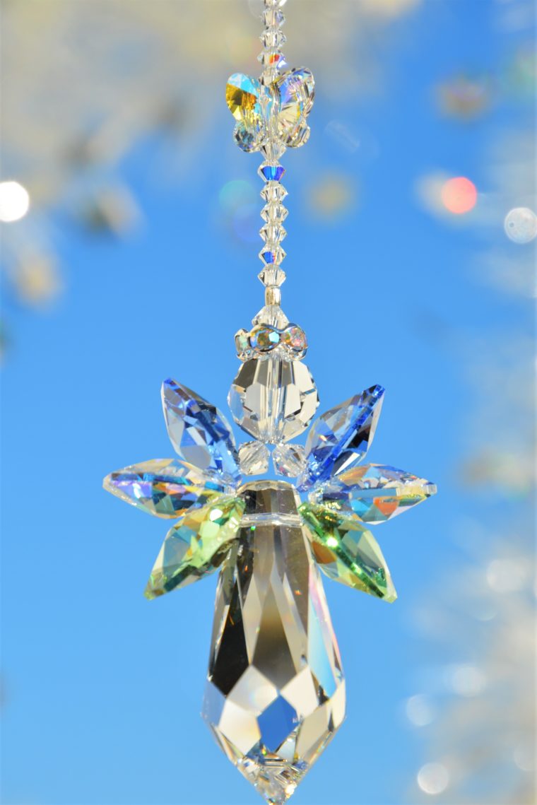 Schutzengel in light sapphire, peridot und crystal AB mit kl. Schmetterling in crystal AB