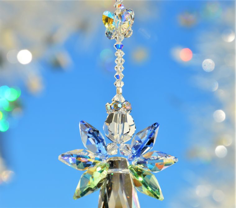 Schutzengel in light sapphire, peridot und crystal AB mit kl. Schmetterling in crystal AB – Bild 4