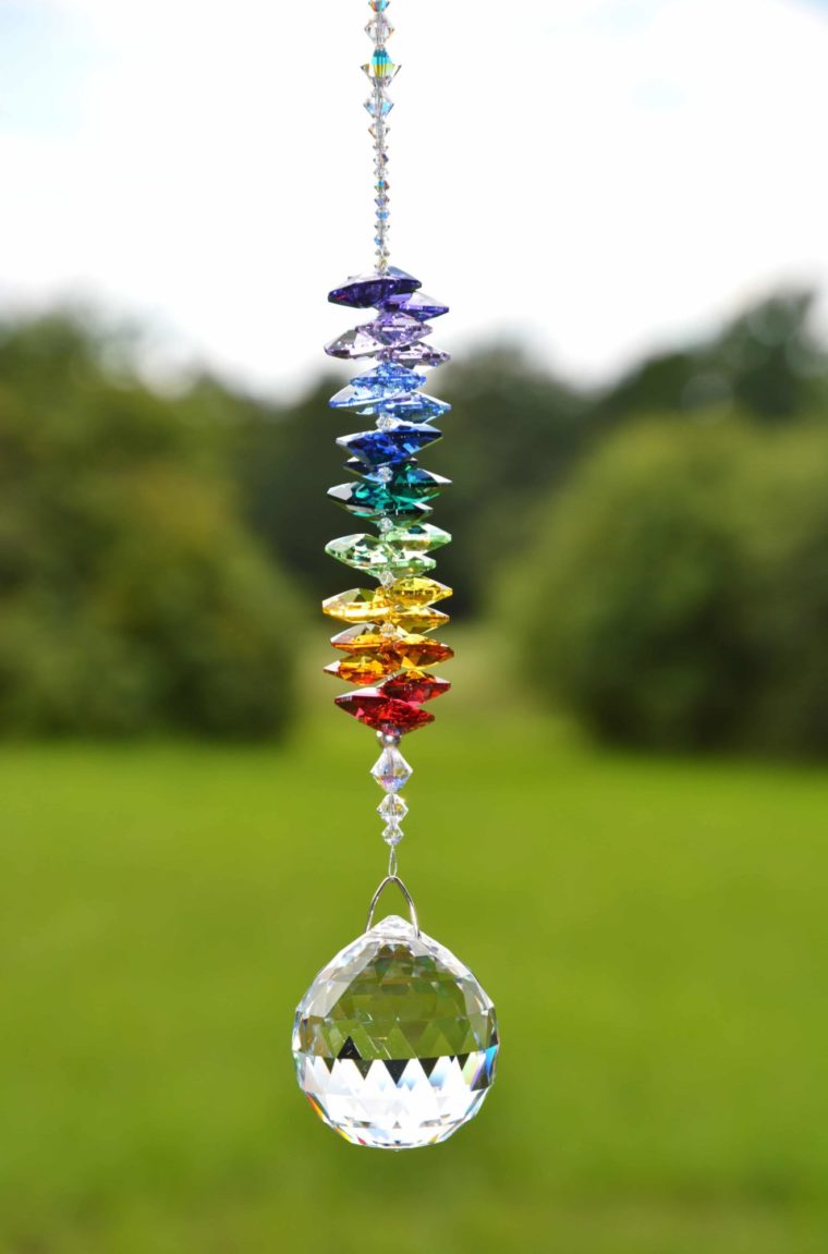 Sonnenfänger 'Rainbow', mit Kristallkaskade aus funkelnden Kristallen von Swarovski®, Kristalllkugel 40 mm Ø von Schoeler Crystal®, Länge 40 cm – Bild 3