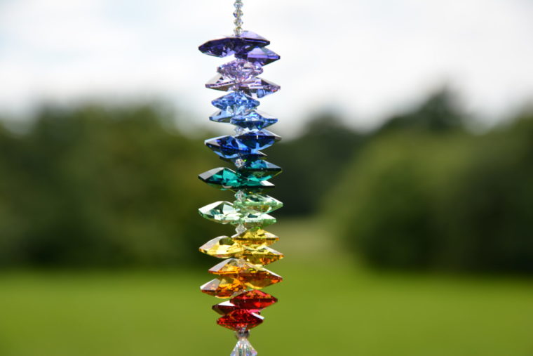 Sonnenfänger 'Rainbow', mit Kristallkaskade aus funkelnden Kristallen von Swarovski®, Kristalllkugel 40 mm Ø von Schoeler Crystal®, Länge 40 cm – Bild 2