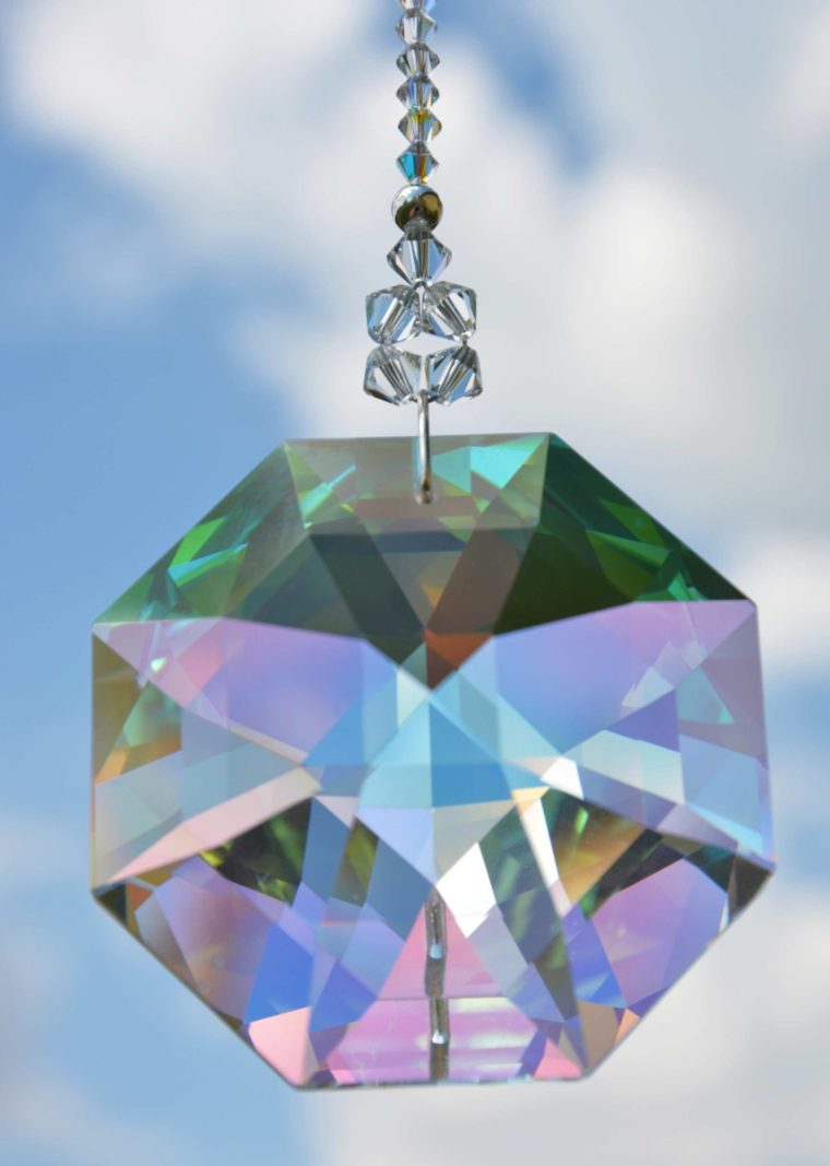 Sonnenfänger 'Crystal-Giant', Oktagon in crystal AB 60 mm Ø von Schoeler Crystal®, Länge 40 cm, Kette aus funkelnden Kristallen von Swarovski® – Bild 2
