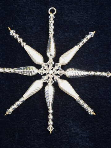 Weihnachtsstern in silber und weiß 9,5 cm Ø aus böhm. Hohlglasperlen und Swarovskikristallen